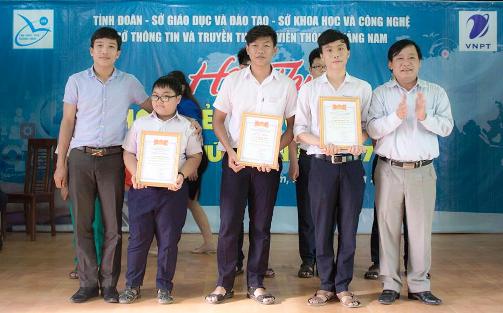 ANH 1: Đồng chí Nguyễn Xuân Đức – Phó Bí thư Tỉnh đoàn, đồng chí Nguyễn Công Thành - Phó Giám đốc Sở Giáo dục và Đào tạo Quảng Nam trao giải nhất cho các thí sinh